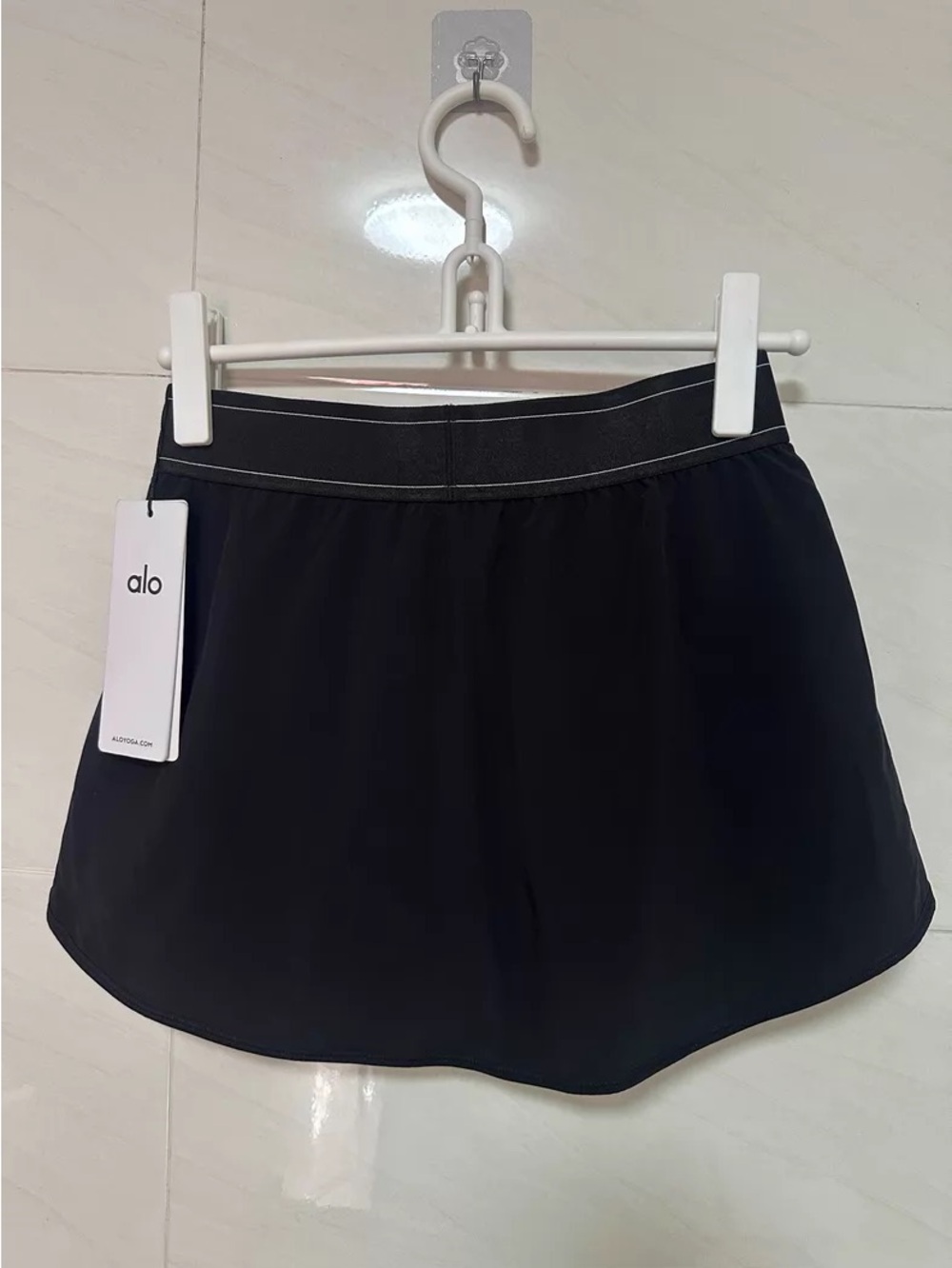 ALO Yoga Black Women's Athletic Skort with Built-In Brief - Picture 2 of 5